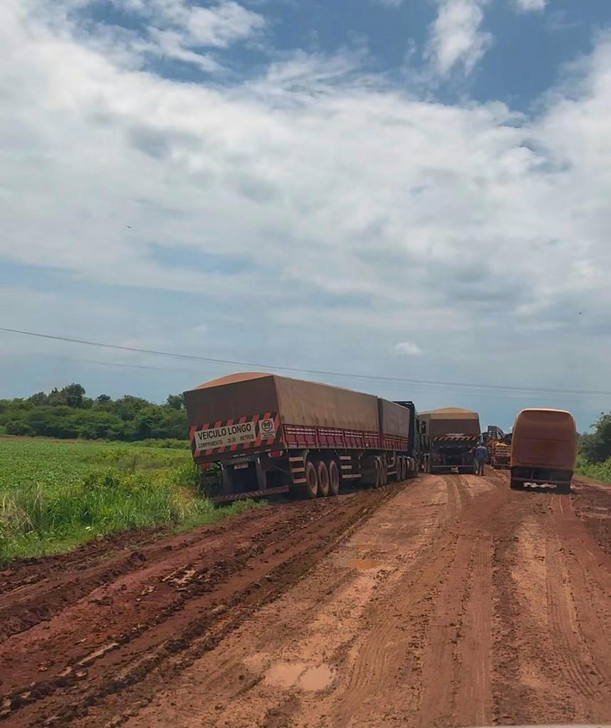 Caminhões atolam e motoristas enfrentam dificuldades para atravessar trecho da TO-255; entenda