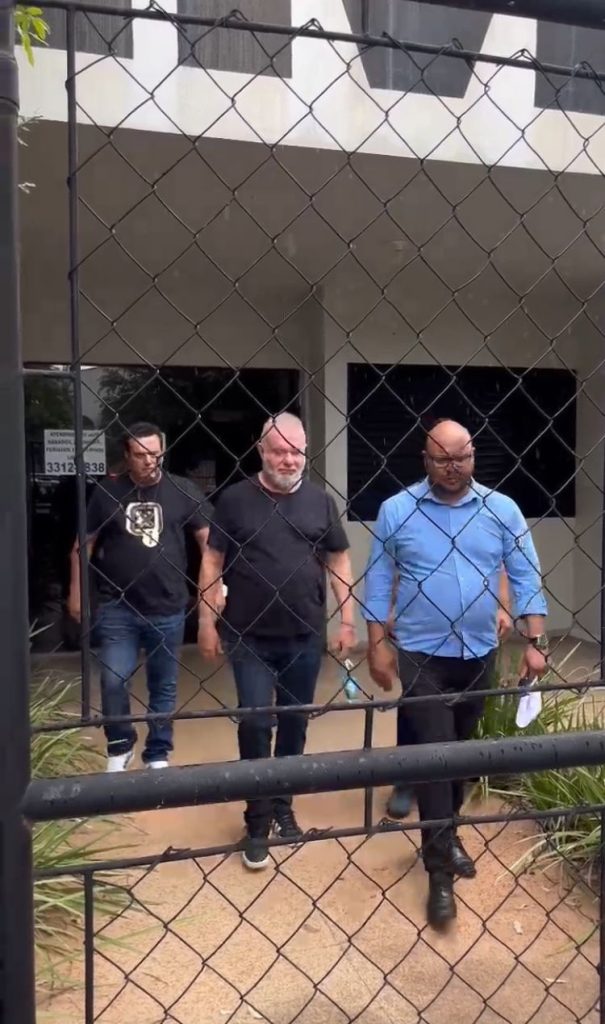 Ao sair do quartel, Carlesse diz que prisão por suspeita de fuga é perseguição política: ‘Jamais ia fugir’