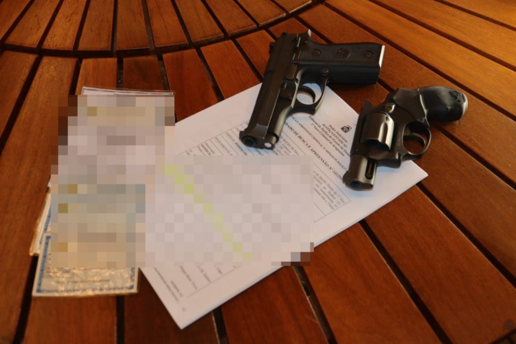 Suspeitos são presos com armas e munições durante operação que cumpre 17 mandados de busca