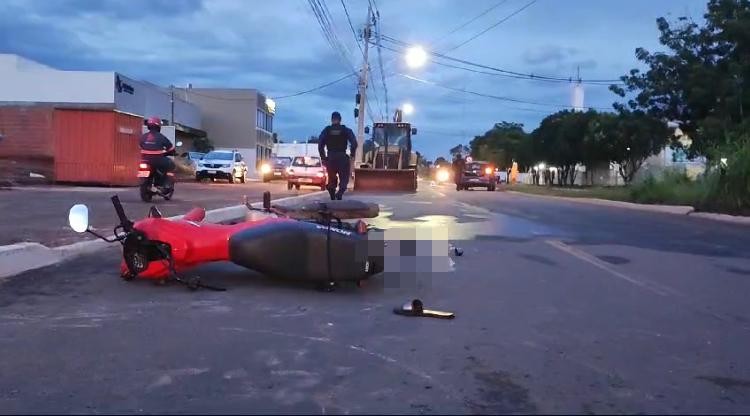 Mulher é levada para o hospital em estado grave após perder o controle de moto e bater em carro