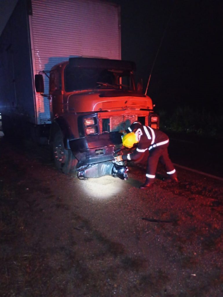 Motociclista morre carbonizado ao bater de frente com caminhão que tentava fazer ultrapassagem na TO-080, diz polícia