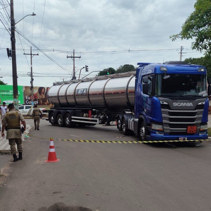 Ciclista morre após ser atingida por caminhão em avenida