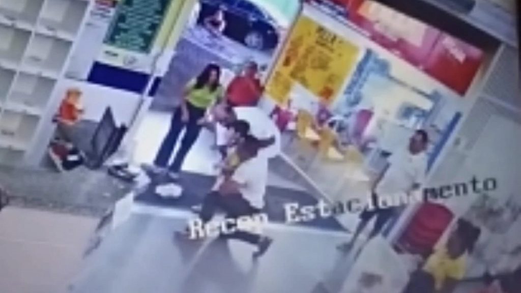 Mãe se desespera ao ver filho engasgado e PM de folga salva criança com manobra de Heimlich em supermercado; VÍDEO