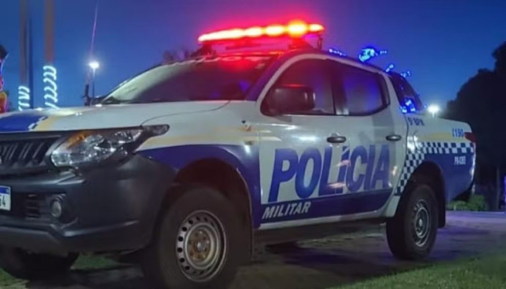 Motociclista fica gravemente ferido após bater em mureta e cair de viaduto na BR-153