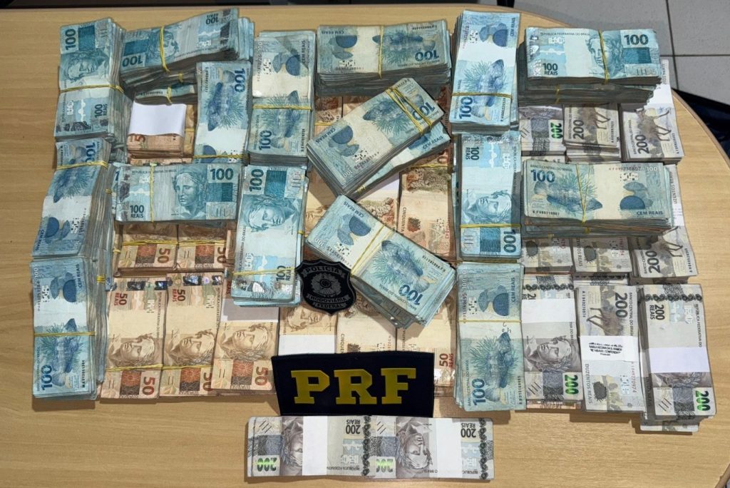 PRF encontra quase R$ 1 milhão em espécie escondido em carro durante fiscalização na BR-153