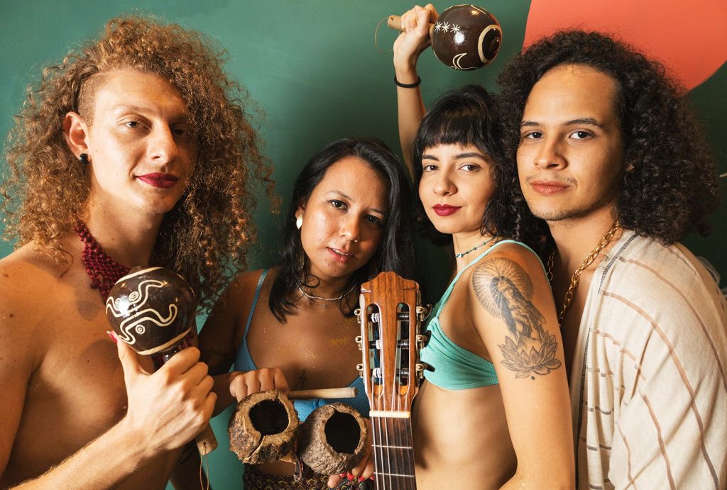 Delírio Cabana abriga seis músicas de lavra própria em EP tropical que revela grupo criado no curso do Rio Amazonas