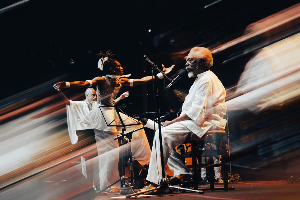 Mateus Aleluia é alma e raiz da sinfonia afro ‘Baía profunda’, apresentada sob a regência do maestro Ubiratan Marques