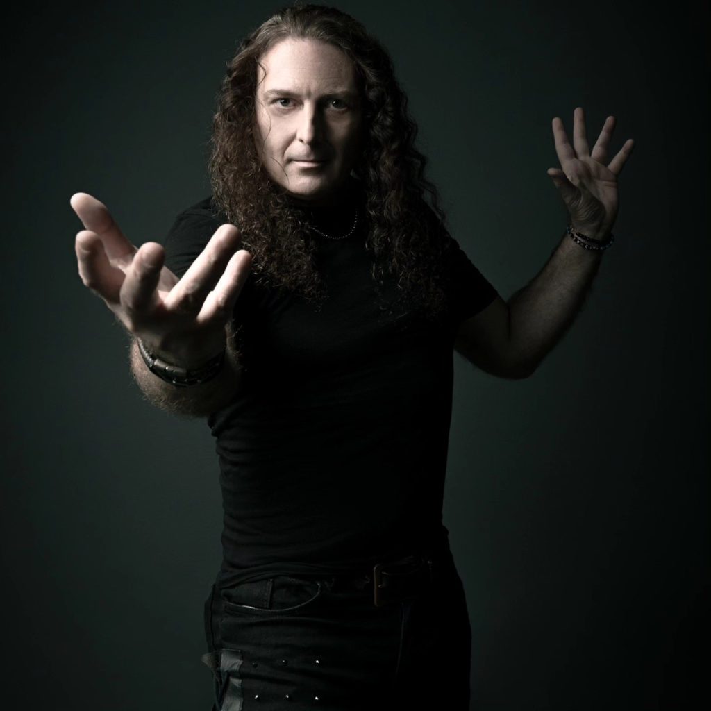 Angra anuncia que a jornada de Fabio Lione como vocalista da banda de metal se encerrará em abril, após 13 anos