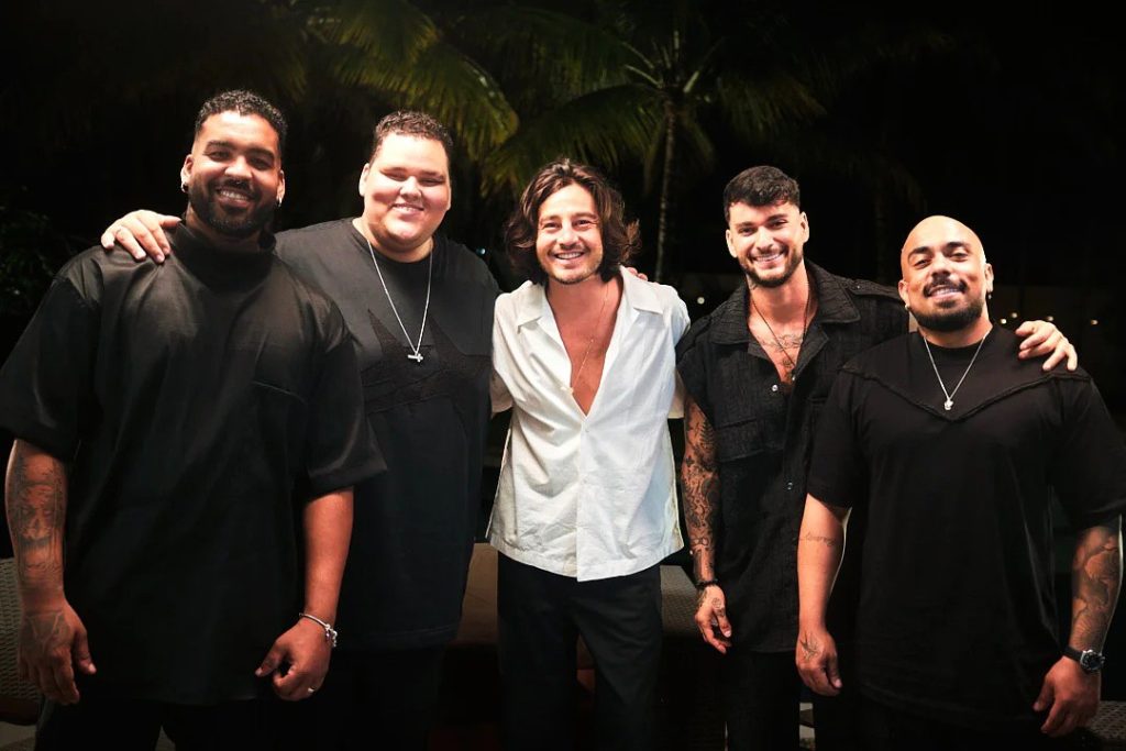 Tudo vira pagode? Tiago Iorc ‘troca like’ com o grupo Menos É Mais e recicla o hit ‘Amei te ver’ na cadência do samba