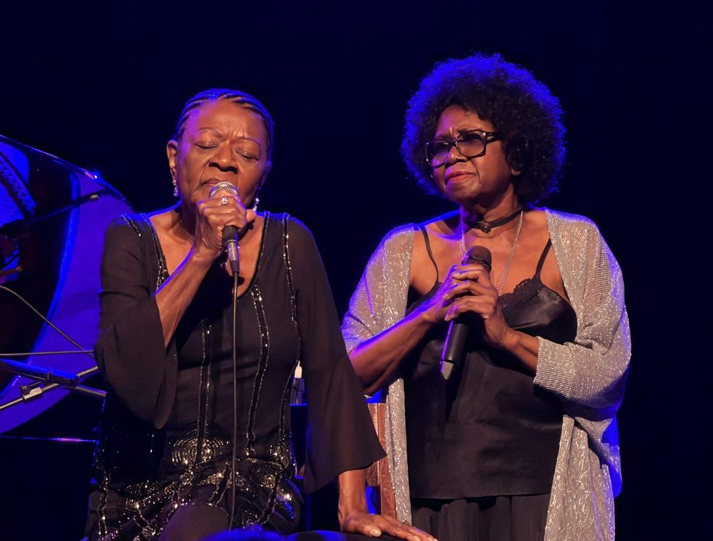 Alaíde Costa festeja com Áurea Martins e Eliana Pittman tudo o que o tempo deixou para as sobreviventes cantoras
