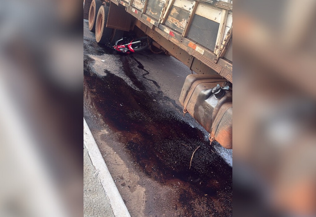 Moto vai parar embaixo de caminhão em cruzamento e deixa motociclista ferido; VÍDEO