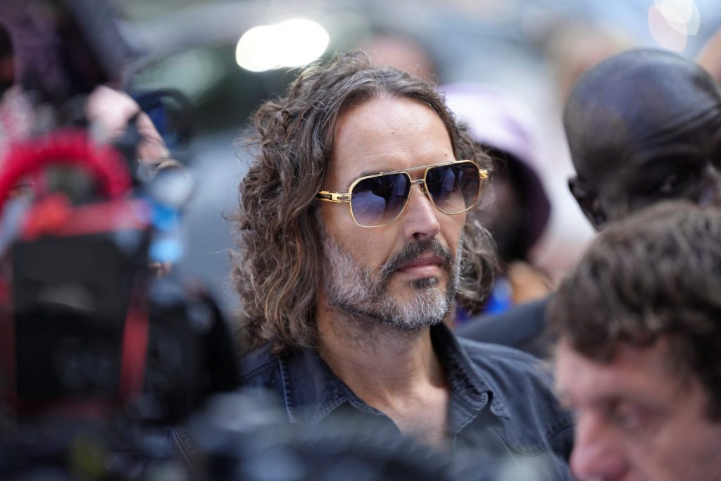 Russell Brand se declara inocente das acusações de estupro e violência sexual
