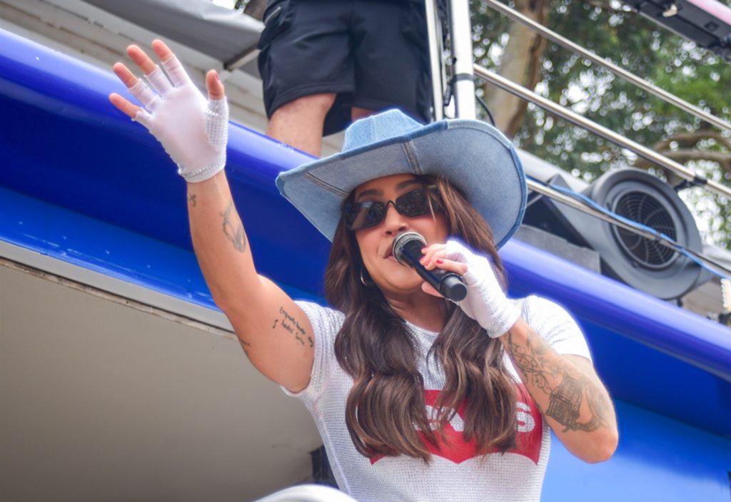 Lauana Prado anuncia sexo de bebê em cima de trio elétrico de bloco em SP