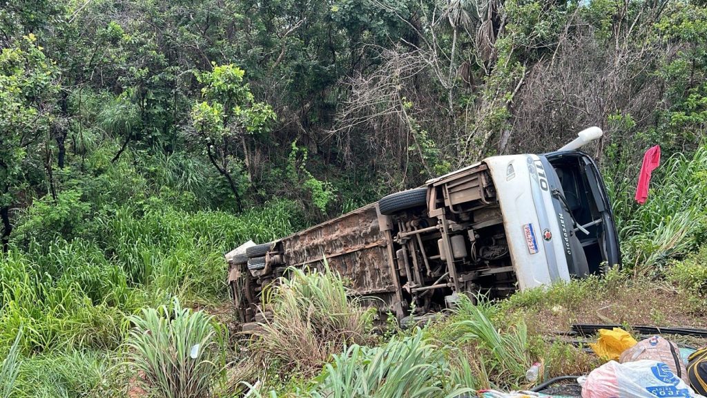 Mulher morre após ônibus com mais de 40 passageiros tombar na BR-153