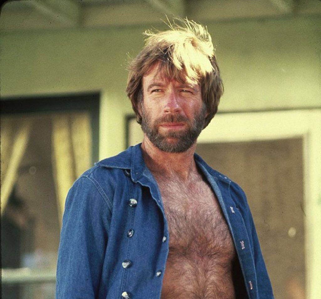 Chuck Norris virou voz conservadora nos EUA e declarou apoio a Trump e ao direito de portar armas