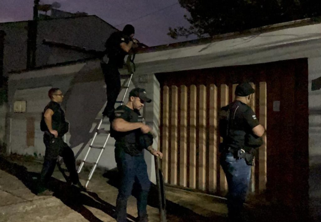 Polícia cumpre mandados contra suspeitos de usar aplicativo para negociar drogas