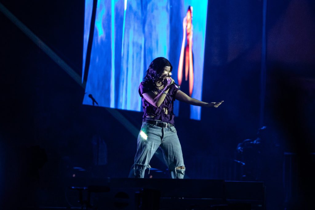Lorde tira a roupa e se entrega em show moderno e visceral no Lollapalooza