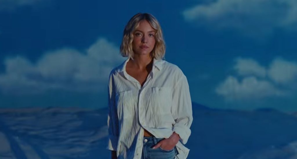 Sydney Sweeney volta a fazer campanha da American Eagle após polêmica sobre eugenia e sexualização