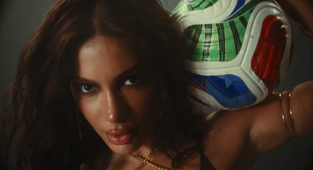 Anitta anuncia música da Copa do Mundo com Lisa, do Blackpink, e o cantor nigeriano Rema