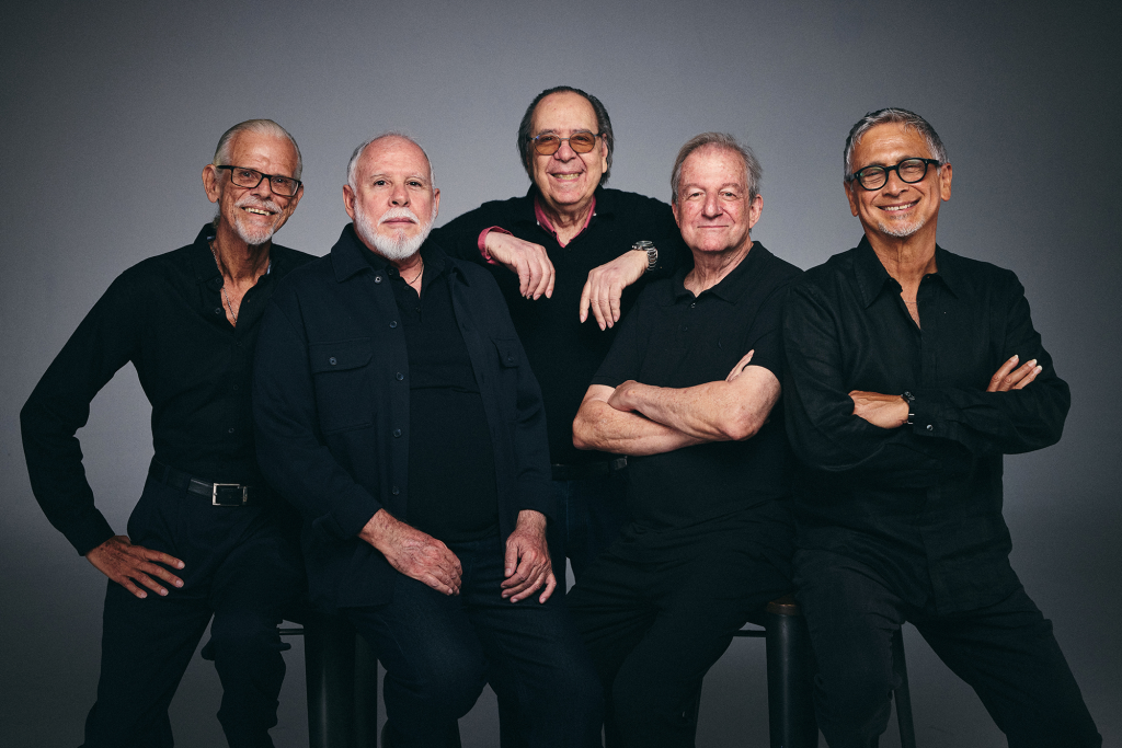Boca Livre canta Edu Lobo em álbum em que imprime a sofisticação da obra do compositor na assinatura vocal do grupo