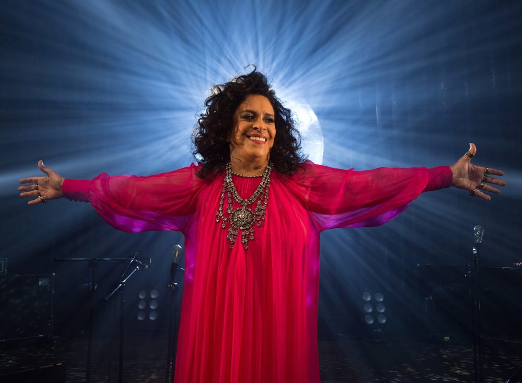 Canto de Gal Costa irradia luz que parece vir do céu em álbum póstumo que eterniza show de voz e violão