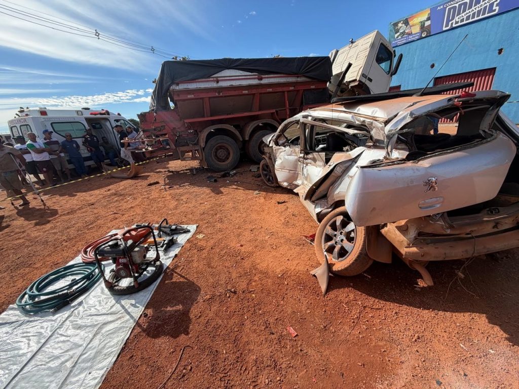 Motorista morre após carro bater em veículo de carga na BR-010, em Santa Rosa