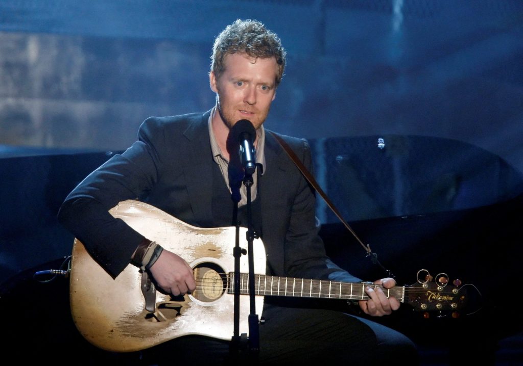 Morre Glen Hansard, vencedor do Oscar pelo filme ‘Once’, em acidente de moto