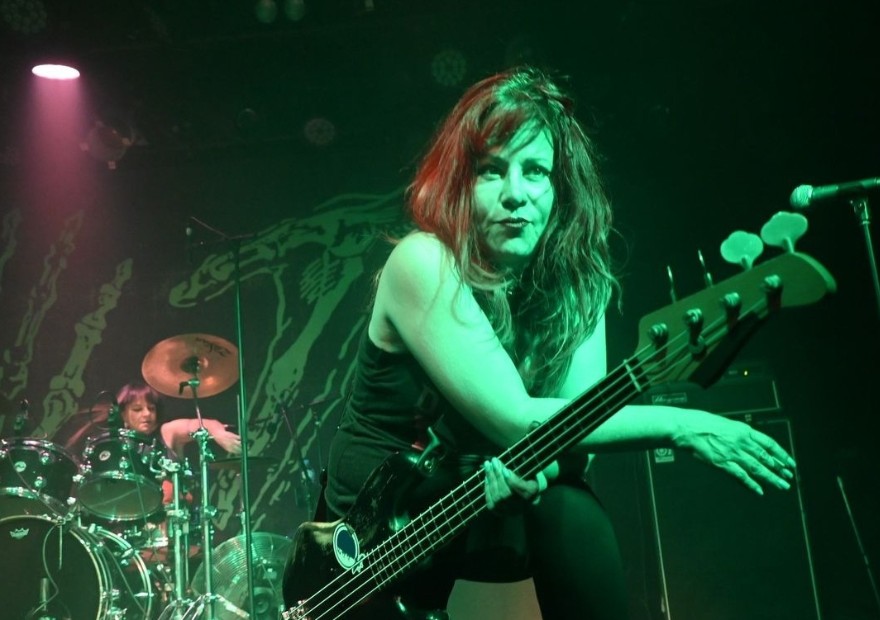 Jennifer Finch, da banda L7, morre cinco dias após revelar luta contra câncer no cérebro