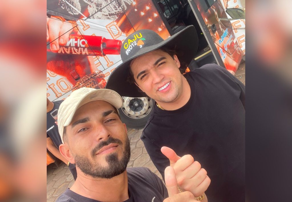 Cantor Natanzinho para em posto, pega moto emprestada e dá volta com trabalhador na garupa; VÍDEO