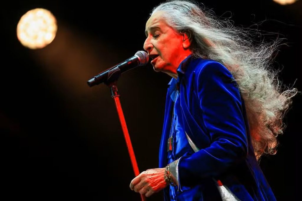 Maria Bethânia estreia show na Bahia com a inédita ‘Luz e clarão’ entre as 24 músicas do roteiro repleto de sucessos