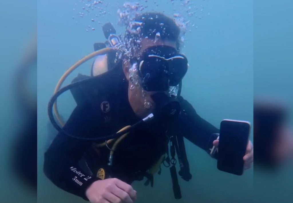 Celular continua funcionando após ficar 24 horas submerso no Lago de Palmas; veja como foi o resgate