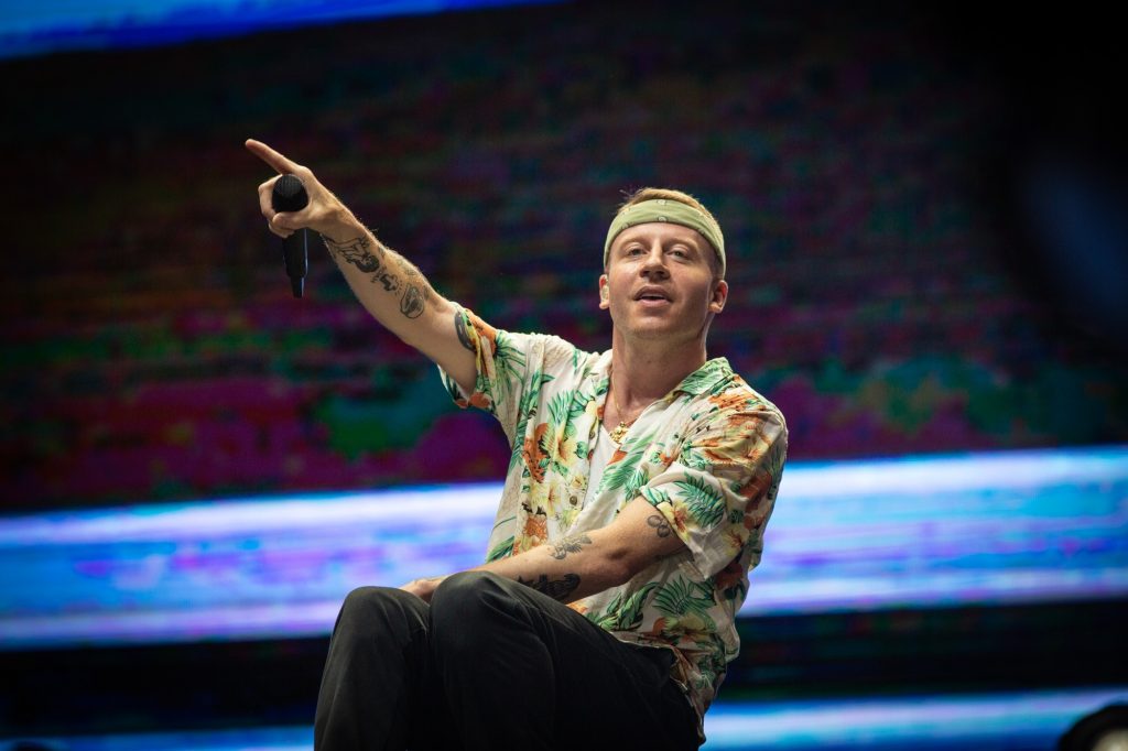 Macklemore esgota ingressos para shows pró-Palestina após expulsão da turnê de Ed Sheeran