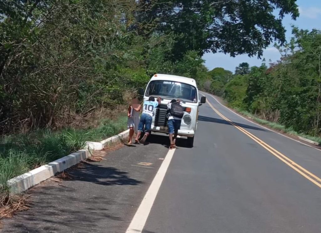 Transporte escolar quebra e alunos empurram veículo para chegar à escola no Tocantins