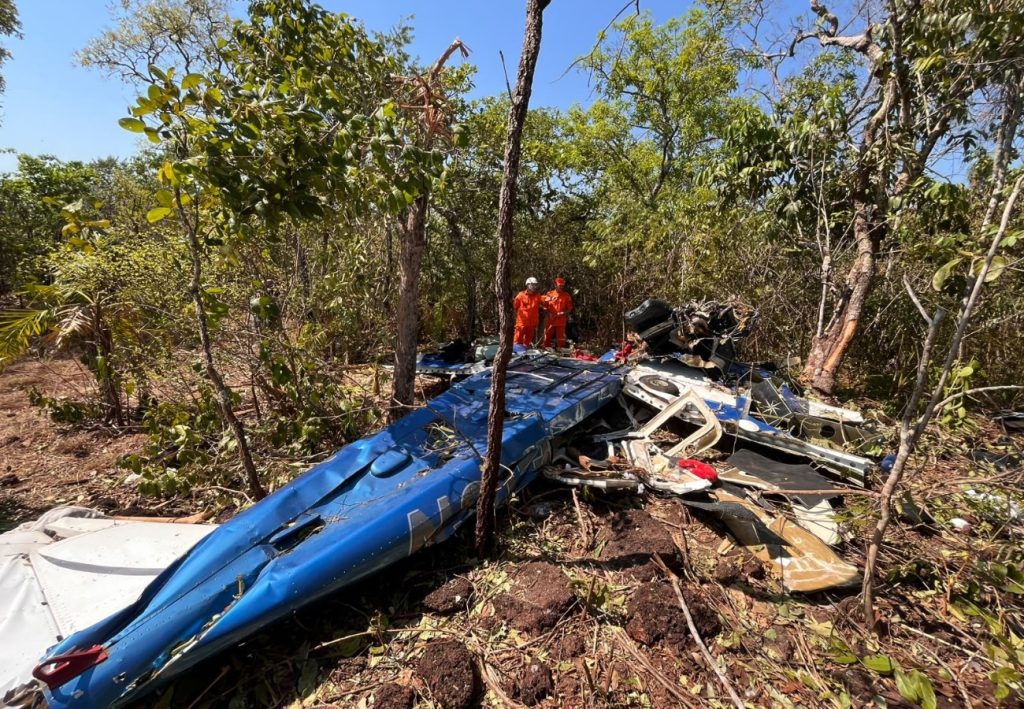 Moradores relatam que avião fez barulho e ‘desceu rodando’ antes da queda no TO; dois morreram